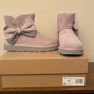 NEW!!! Womens UGG SZ 6 Classic Mini Two Tone Bow